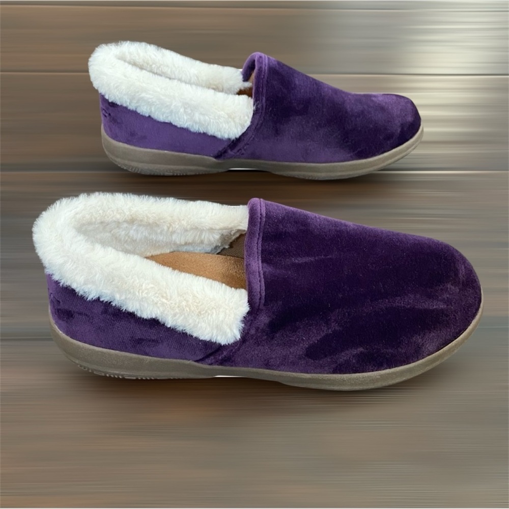Vionic slip on men’s loafers size 9 Sherpa lining